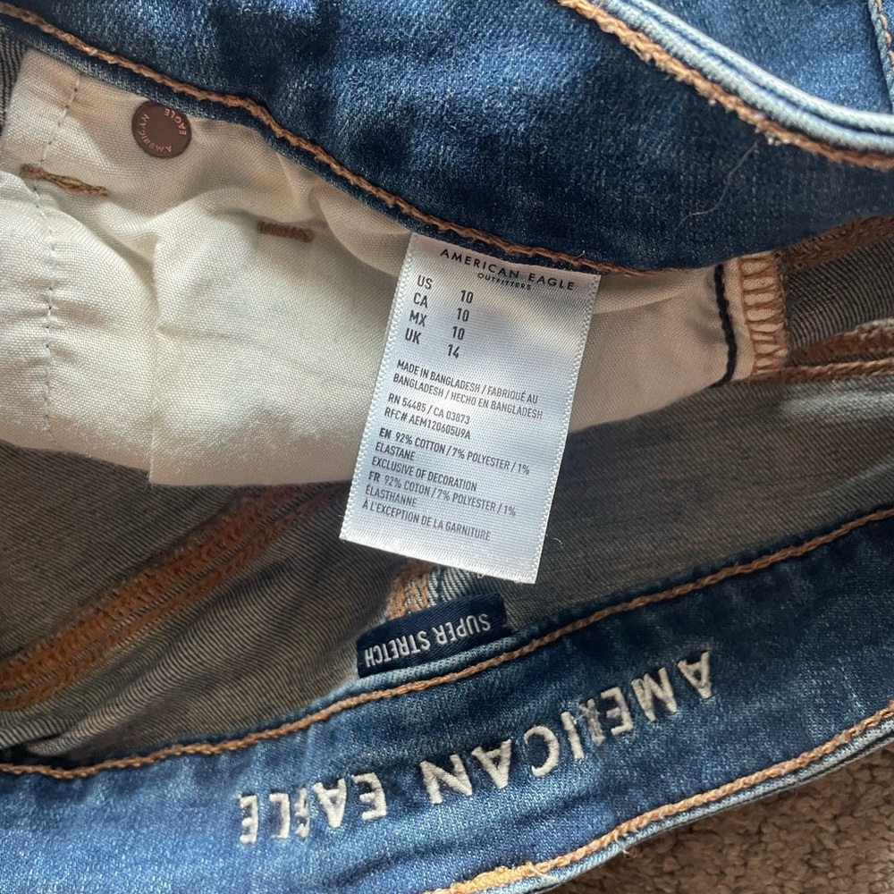 Women’s American Eagle Super-stretch short shorts, distressed 10 - Picture 4 of 5